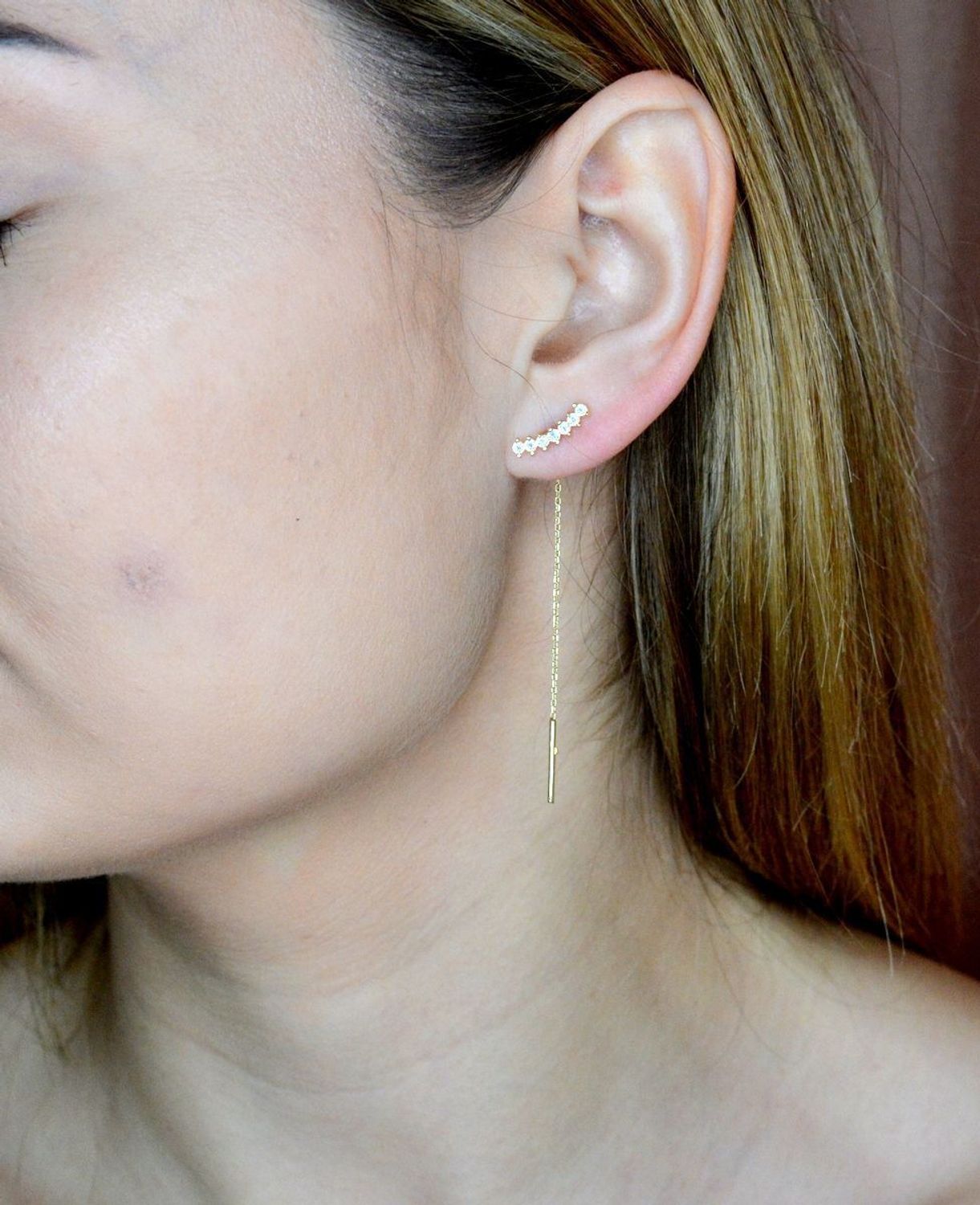 Złote kolczyki 585 przeciągane z cyrkoniami KL 8713 585. Eleganckie, złote kolczyki przeciągany łańcuszek z cyrkoniami. Idealne na prezent. Eleganckie, złote kolczyki przeciągane z cyrkoniami. Idealne na prezent dla ukochanej. Kolczy.jpg